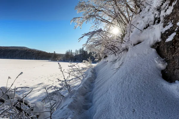 Path thru snow at plitvice lakes during winter, Croatia, Europe — Stock Photo, Image