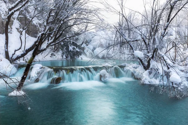 Vattenfall på plitvice lakes under vintern, Kroatien, Europa — Stockfoto