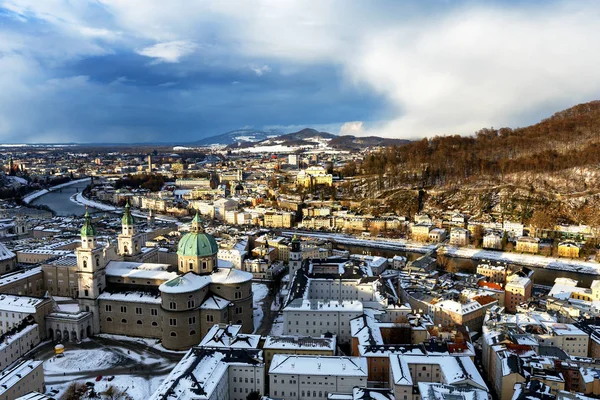 Vista dall'alto del fiume Salzach e della città vecchia nel centro di Salz — Foto Stock