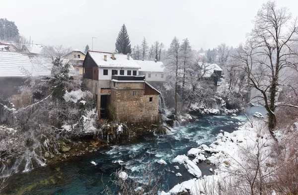 Güzel ve sihirli şelaleler Slunj, Hırvatistan, kış aylarında, 