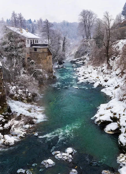 Piękne i magiczne wodospady zimą w mieście Slunj, Chorwacja, Obrazy Stockowe bez tantiem