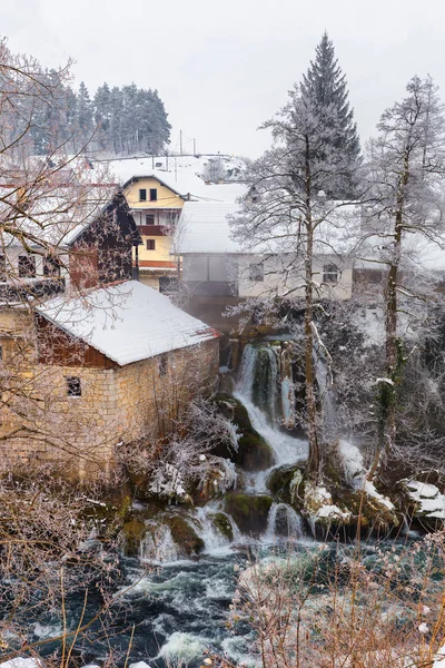 Piękne i magiczne wodospady zimą w mieście Slunj, Chorwacja, Zdjęcie Stockowe