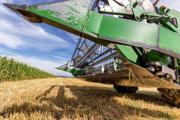 Combine harvester agriculture machine harvesting golden ripe whe — Stock Photo, Image