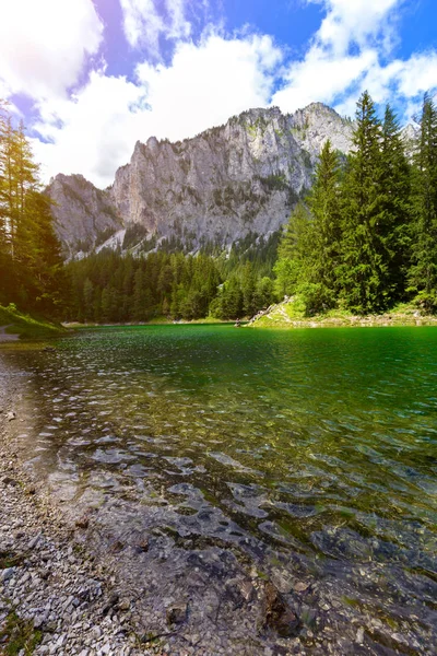 Gruner See - schöner grüner See mit kristallklarem Wasser — Stockfoto