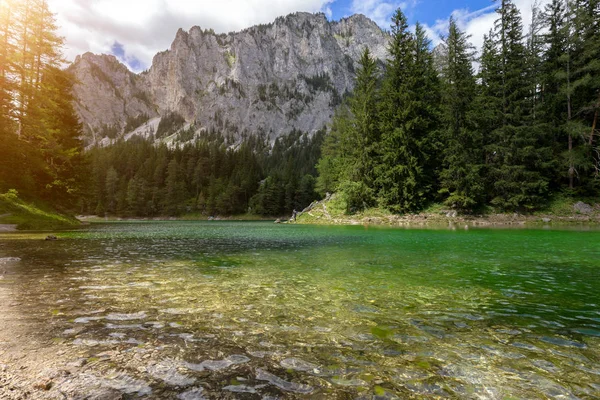 Gruner See - Hermoso lago verde con agua cristalina — Foto de Stock
