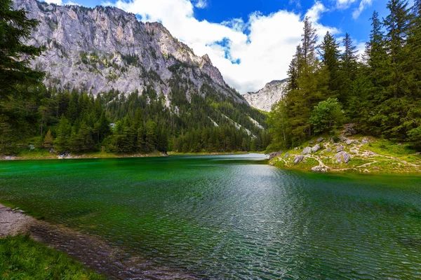 Gruner See - schöner grüner See mit kristallklarem Wasser — Stockfoto