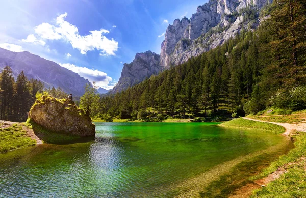 Hombre sentado en la roca y relajarse en la naturaleza en verde hermosa la — Foto de Stock