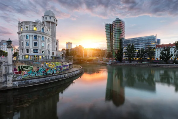 Der donaukanal in wien bei nacht mit urania und uniqa-turm, — Stockfoto