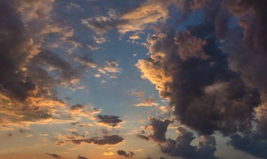 Dramatik gün batımı ve gün doğumu gökyüzü