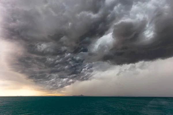 Cielo dramático de una tormenta que se acerca rápidamente, Italia, Europa — Foto de Stock