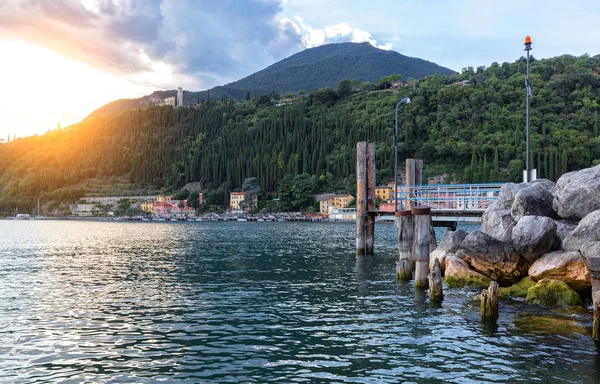 Озеро Гарда, Италия. Лодки на пирсе и солнце за холмом — стоковое фото