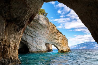 Mavi Mağara adada Zakynthos, Yunanistan. Ünlü mavi mağaralar görünümü o