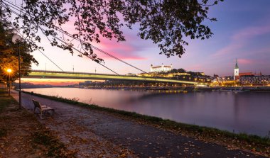 Bratislava castle ve Tuna Nehri ile sonbahar günbatımı