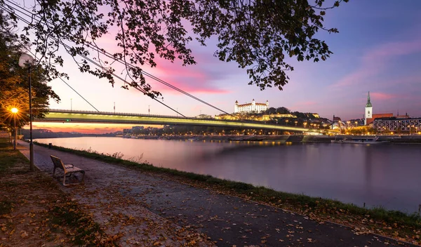 Herbstsonnenuntergang mit Burg Bratislava und Donau — Stockfoto