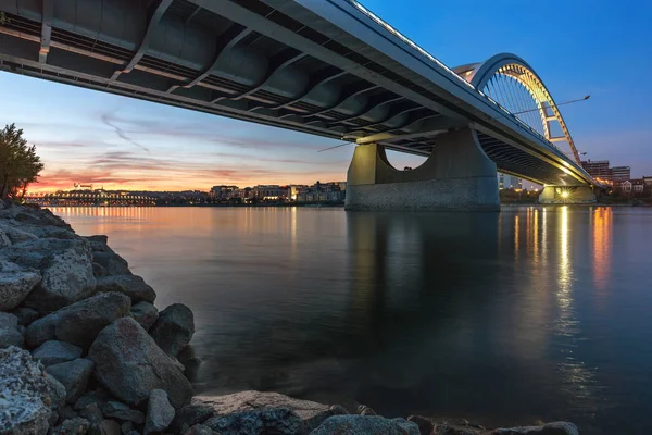 Φθινόπωρο ηλιοβασίλεμα στο apollo γέφυρα πάνω από το Δούναβη, η Μπρατισλάβα, Σλοβακία — Φωτογραφία Αρχείου