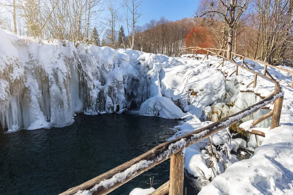 Plitvicesjöarna under vintern med hög snö — Stockfoto