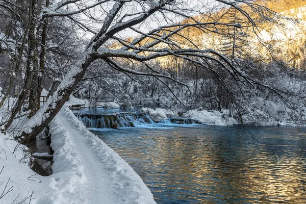 Plitvice lakes during winter with high level of snow — Stock Photo, Image