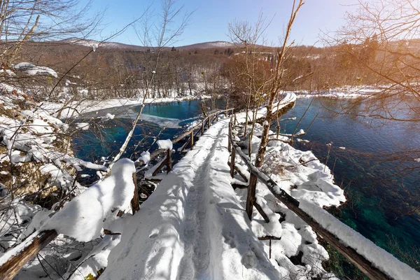Snow path at Plitvice lakes during winter, Croatia, Europe — Stock Photo, Image