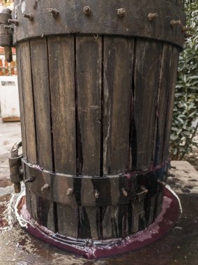 Evde şarap yapıyorum. Eski ahşap şarap presi