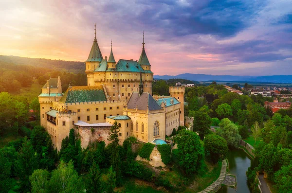 Bojnice Ortaçağ Kalesi 'nin havadan görünüşü, Slovakya' daki UNESCO mirası