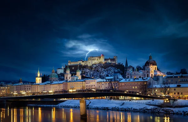 Gyönyörű Kilátás Nyílik Salzburg Városára Festung Hohensalzburggal Salzach Folyóval Kék — Stock Fotó