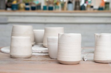 El kil çömlek Atölyesi arka planda saksılar