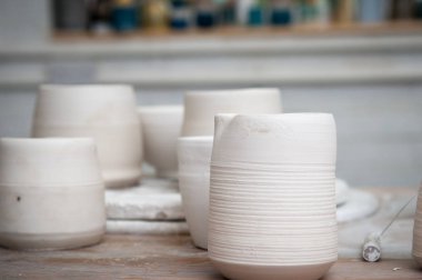 El kil çömlek Atölyesi arka planda saksılar