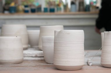 El kil çömlek Atölyesi arka planda saksılar