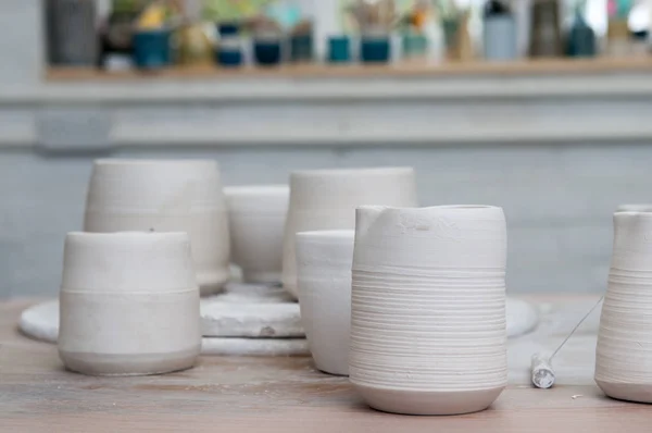 Pentole di argilla fatte a mano in un laboratorio di ceramica — Foto Stock