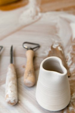 Dağınık bir seramik atölyesinde çalışma araçları