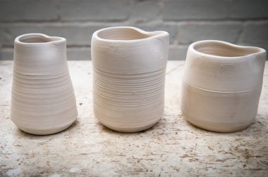 El stüdyoda seramik saksılar