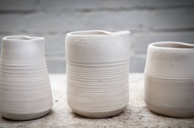 El stüdyoda seramik saksılar