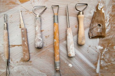 Dağınık bir seramik atölyesinde çalışma araçları