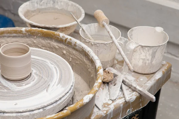 Ruota in ceramica e strumenti creativi — Foto Stock