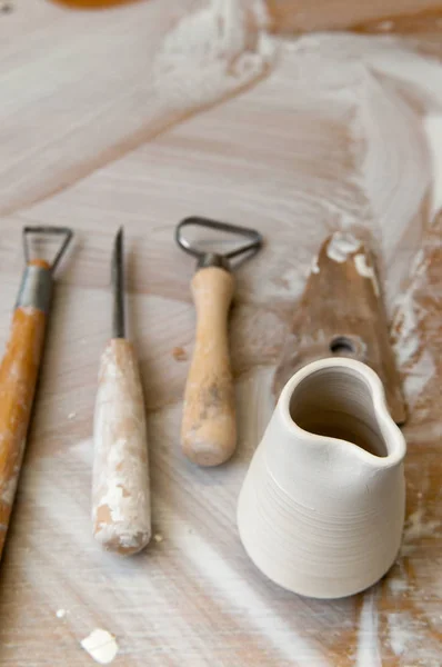 Herramientas de trabajo en un taller de cerámica desordenado — Foto de Stock