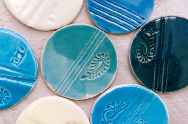 el yapımı yaratıcı seramik ürünler ve düzenlenmiş bir desende nesneleri