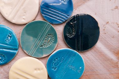 el yapımı yaratıcı seramik ürünler ve düzenlenmiş bir desende nesneleri