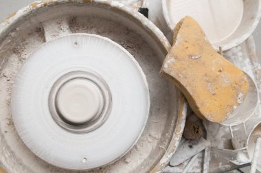 Çanak çömlek çarkı seramik ürünler üretmekte Studio