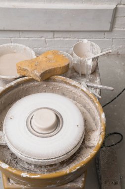 Çanak çömlek çarkı seramik ürünler üretmekte Studio