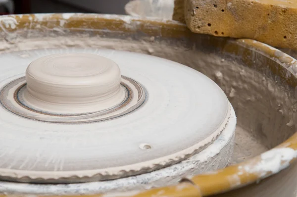 Rueda de cerámica en el estudio haciendo productos de cerámica — Foto de Stock