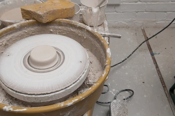 Rueda de cerámica en el estudio haciendo productos de cerámica — Foto de Stock