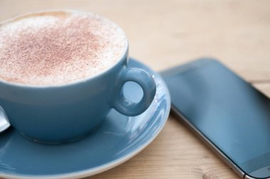 Cafe kahve ve cep telefonu ile wifi bağlantı ile ta
