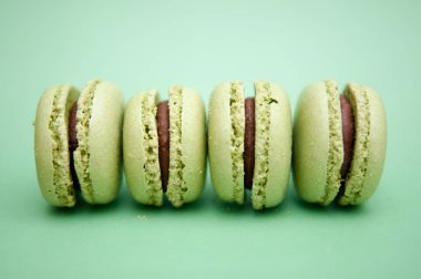 Bir yeşil arka plan, fıstıklı kurabiye macaroons yakın çekim