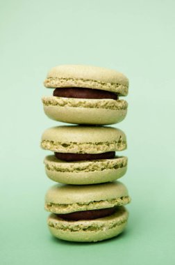 Bir yeşil arka plan, fıstıklı kurabiye macaroons yakın çekim