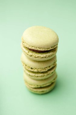 Bir yeşil arka plan, fıstıklı kurabiye macaroons yakın çekim