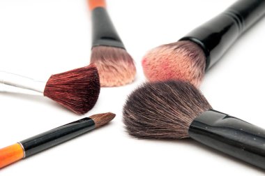 yüz pudrası beyaz izole için fırçalar makyaj