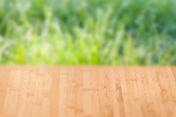 Fondo fresco de naturaleza brillante con superficie de madera y hierba tex — Foto de Stock