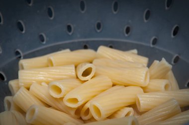 hob üzerinde bir tencerede taze makarna pişirme