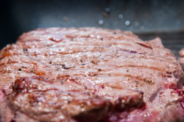 Izgarada pişirme biftek yemek