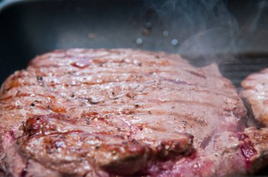 Izgarada pişirme biftek yemek